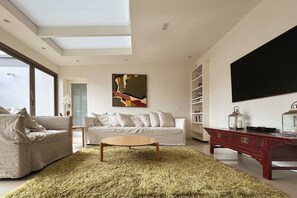 Smart TV, books, stereo