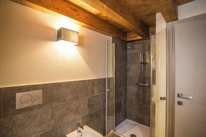 Dusche, Haartrockner, Bidet, Handtücher