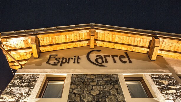 Rakennuksen julkisivussa loistaa nimi «Esprit Carrel».