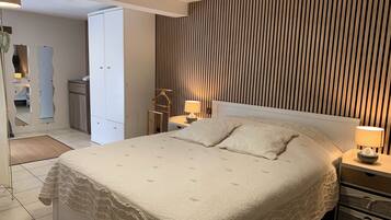 2 bedrooms, iron/ironing board, free WiFi, bed sheets