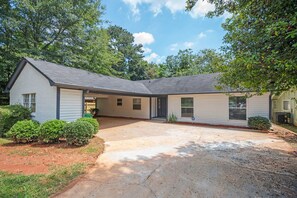 Exterior - Family & Dog Friendly 4BD/2.5BA in Stone Mountain (Stone Mountain)