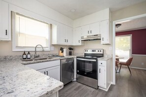 Private kitchen - Family & Dog Friendly 4BD/2.5BA in Stone Mountain (Stone Mountain)