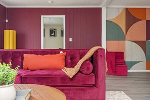 Living area - Family & Dog Friendly 4BD/2.5BA in Stone Mountain (Stone Mountain)