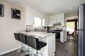 Private kitchen - Family & Dog Friendly 4BD/2.5BA in Stone Mountain (Stone Mountain)