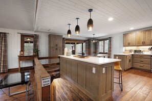 Fridge, microwave, oven, stovetop - Around The Bend - Blue Ridge Lake (Blue Ridge)