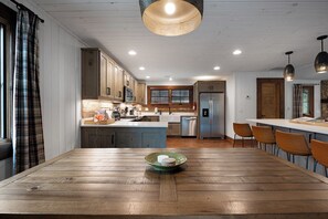 Fridge, microwave, oven, stovetop - Around The Bend - Blue Ridge Lake (Blue Ridge)