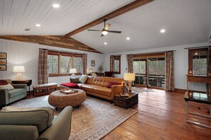 Smart TV, fireplace, video games - Around The Bend - Blue Ridge Lake (Blue Ridge)