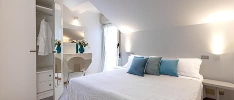 Une chambre à coucher avec un lit, une table de chevet et une armoire.