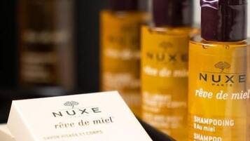 Un conjunto de productos para el cabello de Nuxe, incluyendo champú y gel de ducha.
