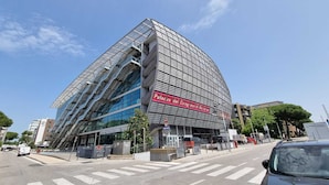 A modern building with a glass facade and a red sign reading "Parco dei Congressi". - Hotel Adriatica (Riccione)
