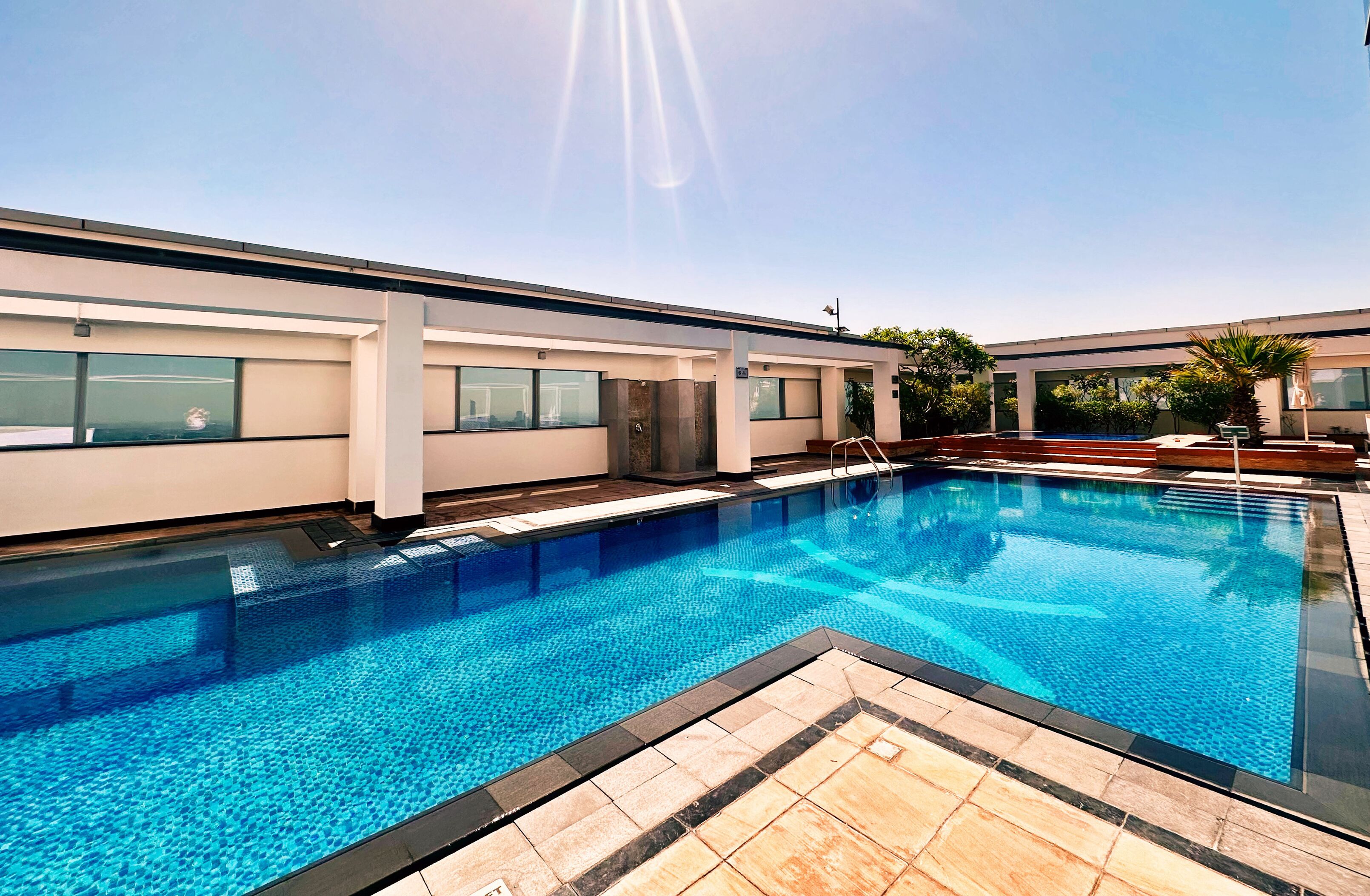 Una piscina al aire libre