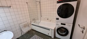 Asciugamani, sapone, shampoo, carta igienica