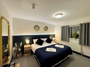 Deluxe Double Room | Desk, laptop workspace, free WiFi