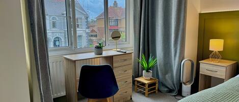 Bureau, espace de travail pour ordinateur portable, Wi-Fi gratuit