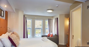 Signature Family 3 Room (2 Ads & 1 Ch) | Skrivebord, skrivebord for bærbar PC og strykejern/-brett