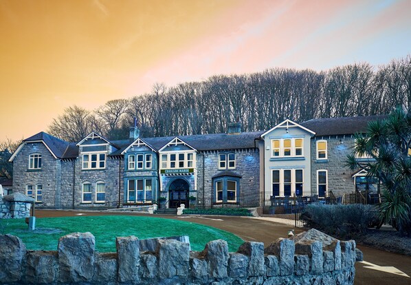 A large, multi-story stone building with a prominent entrance labeled "Craigside Manor."