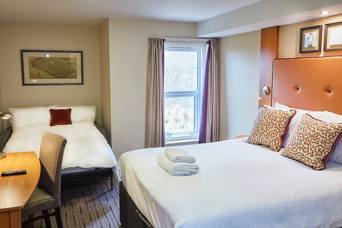 Desk, laptop workspace, iron/ironing board, free WiFi