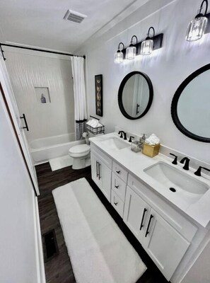 Serviettes fournies, savon, papier toilette