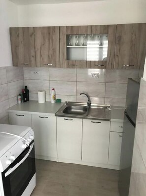 Kühlschrank, Ofen, Herdplatte, Wasserkocher mit Kaffee-/Teezubehör