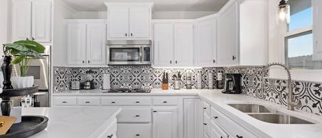 Microondas, horno, parrilla de estufa y lavavajillas