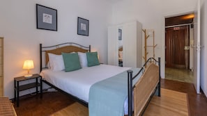 1 slaapkamer, een strijkplank/strijkijzer, gratis wifi, beddengoed