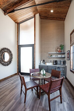 Luxury Villa | In-room dining - Longneck Manor (Fredericksburg)