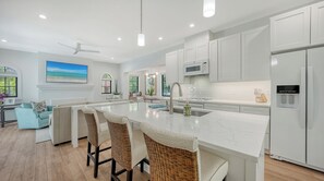 Fridge, microwave, oven, stovetop - Historic Downtown Sarasota - Gem II (Sarasota)