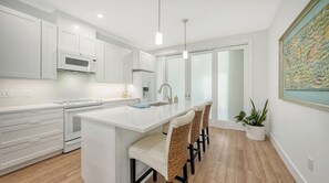 Fridge, microwave, oven, stovetop - Historic Downtown Sarasota - Gem II (Sarasota)