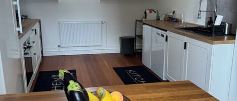 Kjøleskap, ovn, kokeplater og oppvaskmaskin