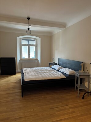 3 slaapkamers, een strijkplank/strijkijzer, gratis wifi, beddengoed