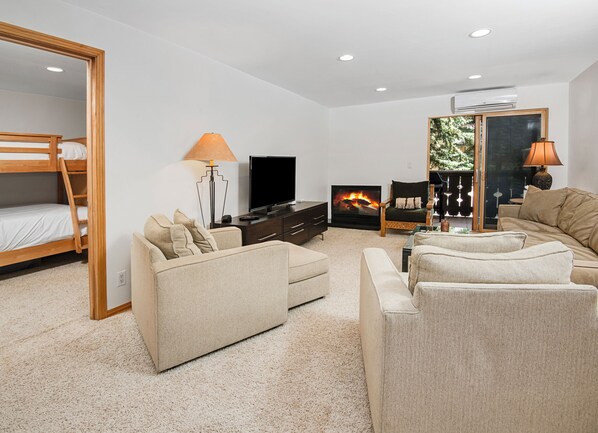 TV, fireplace
