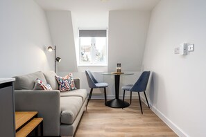 디럭스 아파트, 더블침대 1개, 금연, 주방 | 거실 공간 | 위성 채널 시청이 가능한 42인치 스마트 TV