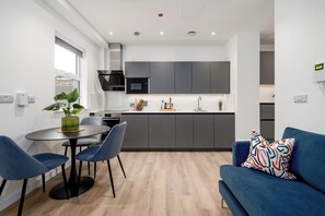 Appartement Deluxe, 3 chambres, non-fumeurs, salle de bains privée | Coin séjour | TV connectée de 42 pouces avec chaînes par satellite