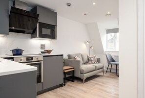 디럭스 아파트, 더블침대 1개, 금연, 주방 | 거실 공간 | 위성 채널 시청이 가능한 42인치 스마트 TV