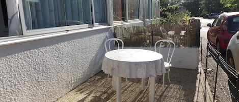 屋外ダイニングエリア