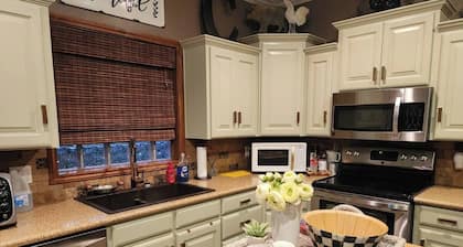 Spacious 4 bedroom house with AC and WiFi in tranquil Plainview