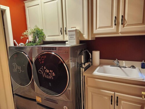 Spacious 4 bedroom house with AC and WiFi in tranquil Plainview
