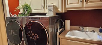 Spacious 4 bedroom house with AC and WiFi in tranquil Plainview