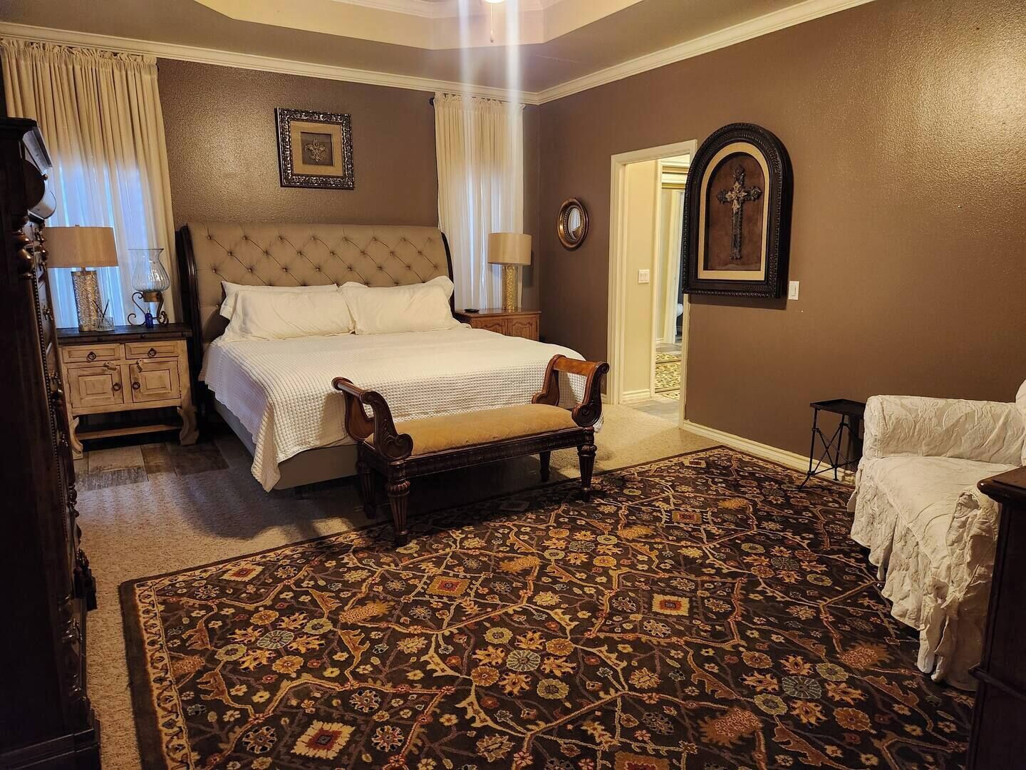 4 bedrooms, iron/ironing board, WiFi, bed sheets