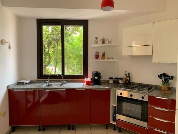 Réfrigérateur, four à micro-ondes, un four, surface de cuisson