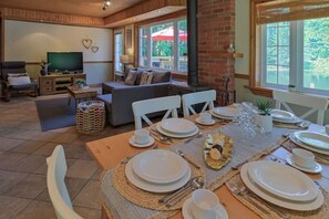 Dining - Chalet du Domaine: Spa + View! (Saint-Adolphe-d`Howard)