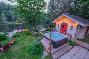Terrace/patio - Chalet du Domaine: Spa + View! (Saint-Adolphe-d`Howard)