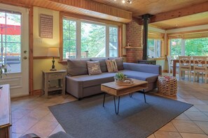 Smart TV, fireplace - Chalet du Domaine: Spa + View! (Saint-Adolphe-d`Howard)