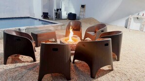A poolside area with a fire pit and four chairs. - Casa Terruño, charming entire house with AC & Wi-Fi (Vega Baja)
