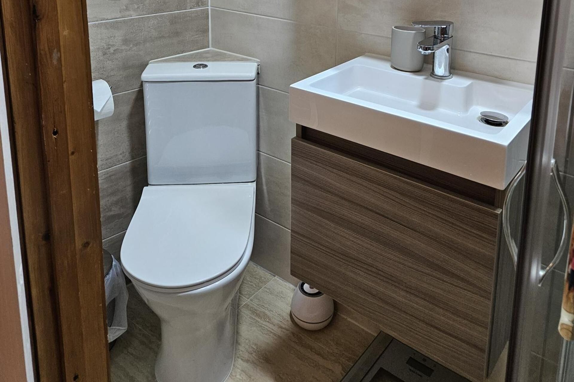 Un baño pequeño con inodoro, lavabo y bidé.