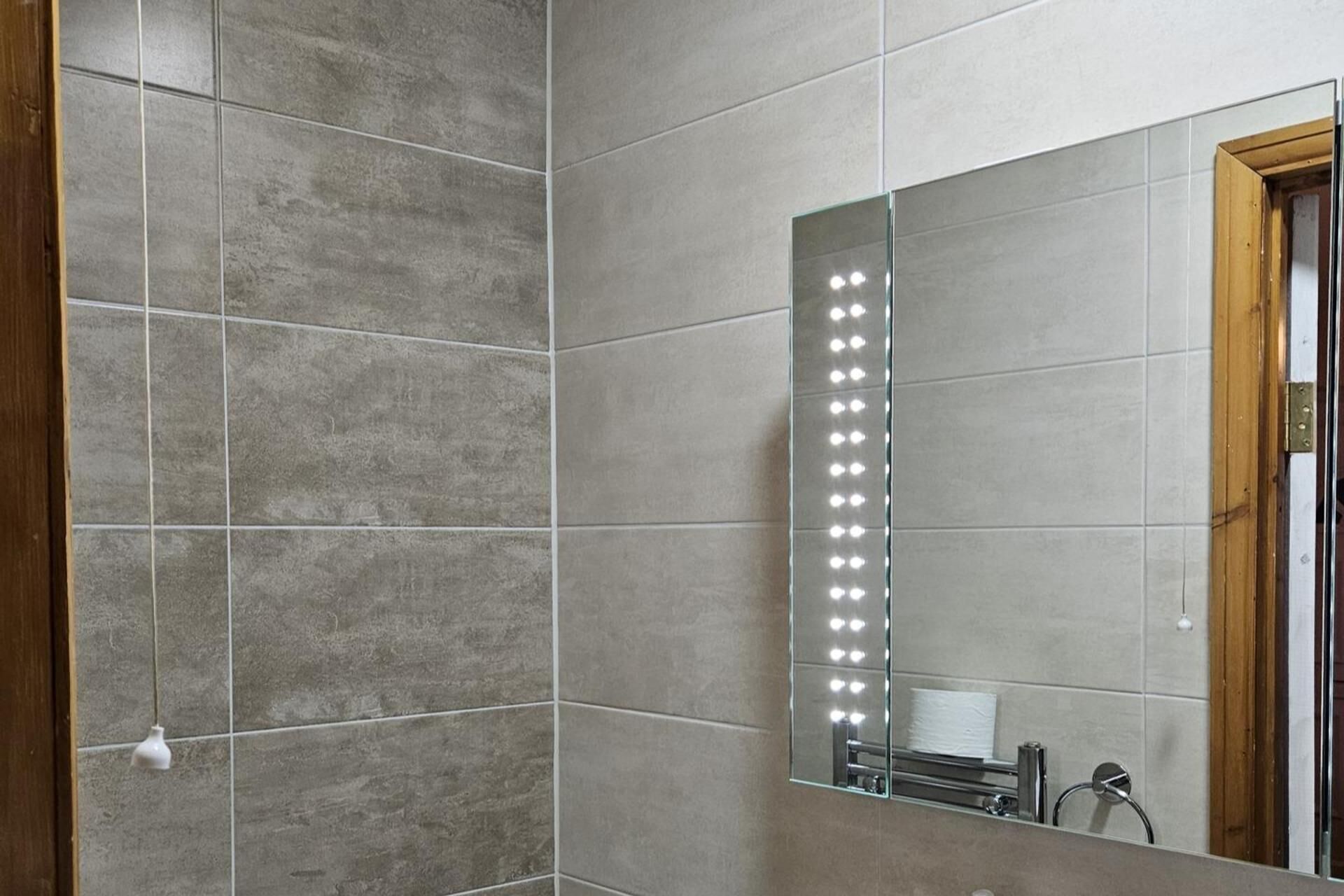 Apartment | Bathroom | Shower, hair dryer, towels