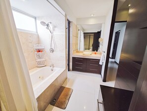 Jetted tub, hair dryer, towels, soap - PENTHOUSE SPECTACULAR VIEW OF THE CITY (Guadalajara)