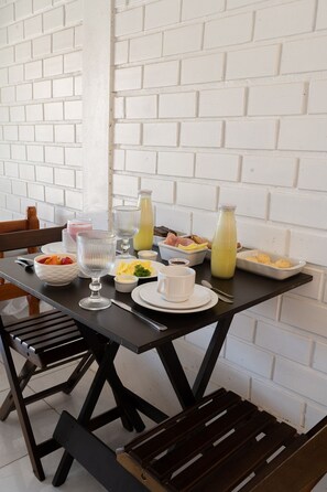Free daily full breakfast - Pousada Hanalie - Praia do Rosa - SC (Imbituba)