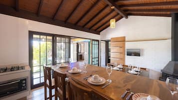 Casa família, acesso à piscina, vista para o jardim | Área de estar | Smart TV 32 polegadas com canais digitais, Netflix, filmes pagos