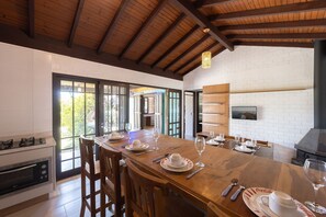 Family House, Pool Access, Garden View | Living area | 32-inch Smart TV with digital channels, Netflix, pay movies - Pousada Hanalie - Praia do Rosa - SC (Imbituba)